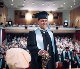 Promoce bakalářských a magisterských absolventek a absolventů Ostravské univerzity v červnu 2024Autor: Marek Stratil