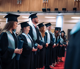 Promoce bakalářských a magisterských absolventek a absolventů Ostravské univerzity v červnu 2024Autor: Marek Stratil