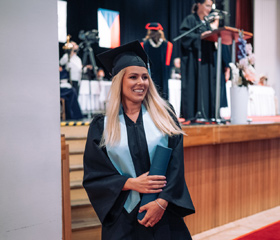 Promoce bakalářských a magisterských absolventek a absolventů Ostravské univerzity v červnu 2024Autor: Marek Stratil