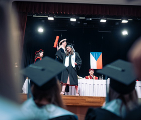 Promoce bakalářských a magisterských absolventek a absolventů Ostravské univerzity v červnu 2024Autor: Marek Stratil