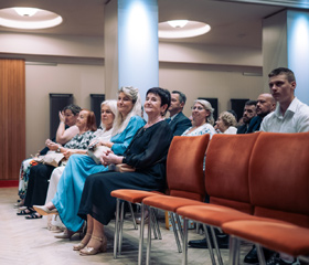 Promoce bakalářských a magisterských absolventek a absolventů Ostravské univerzity v červnu 2024Autor: Marek Stratil