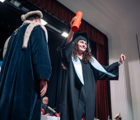 Promoce bakalářských a magisterských absolventek a absolventů Ostravské univerzity v červnu 2024Autor: Marek Stratil