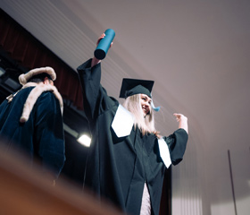 Promoce bakalářských a magisterských absolventek a absolventů Ostravské univerzity v červnu 2024Autor: Marek Stratil