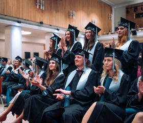 Promoce bakalářských a magisterských absolventek a absolventů Ostravské univerzity v červnu 2024Autor: Marek Stratil