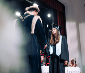 Promoce bakalářských a magisterských absolventek a absolventů Ostravské univerzity v červnu 2024Autor: Marek Stratil