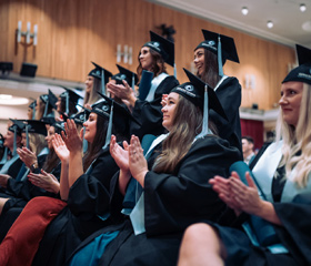 Promoce bakalářských a magisterských absolventek a absolventů Ostravské univerzity v červnu 2024Autor: Marek Stratil