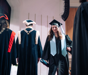 Promoce bakalářských a magisterských absolventek a absolventů Ostravské univerzity v červnu 2024Autor: Marek Stratil