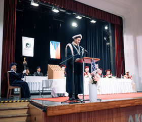 Promoce bakalářských a magisterských absolventek a absolventů Ostravské univerzity v červnu 2024Autor: Marek Stratil