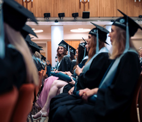 Promoce bakalářských a magisterských absolventek a absolventů Ostravské univerzity v červnu 2024Autor: Marek Stratil
