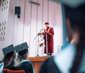 Promoce bakalářských a magisterských absolventek a absolventů Ostravské univerzity v červnu 2024Autor: Marek Stratil