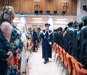 Promoce bakalářských a magisterských absolventek a absolventů Ostravské univerzity v červnu 2024Autor: Marek Stratil