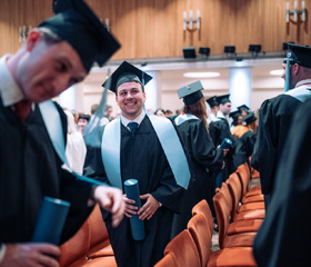 Promoce bakalářských a magisterských absolventek a absolventů Ostravské univerzity v červnu 2024Autor: Marek Stratil
