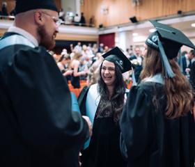Promoce bakalářských a magisterských absolventek a absolventů Ostravské univerzity v červnu 2024Autor: Marek Stratil