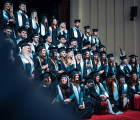 Promoce bakalářských a magisterských absolventek a absolventů Ostravské univerzity v červnu 2024Autor: Marek Stratil