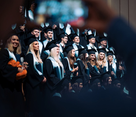 Promoce bakalářských a magisterských absolventek a absolventů Ostravské univerzity v červnu 2024Autor: Marek Stratil