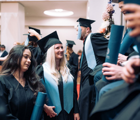 Promoce bakalářských a magisterských absolventek a absolventů Ostravské univerzity v červnu 2024Autor: Marek Stratil