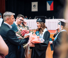 Promoce bakalářských a magisterských absolventek a absolventů Ostravské univerzity v červnu 2024Autor: Marek Stratil