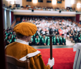Promoce bakalářských a magisterských absolventek a absolventů Ostravské univerzity v červnu 2024Autor: Marek Stratil