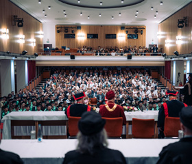 Promoce bakalářských a magisterských absolventek a absolventů Ostravské univerzity v červnu 2024Autor: Marek Stratil