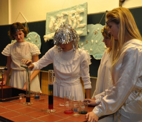 Ze studentů učitelství chemie se stali čerti a andělé