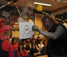 Ze studentů učitelství chemie se stali čerti a andělé