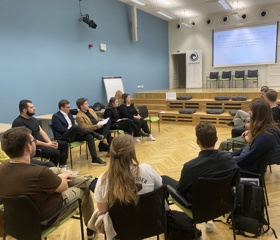 Komorní sál v budově Fakulty sociálních studií