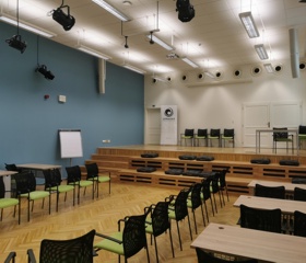 Komorní sál v budově Fakulty sociálních studií