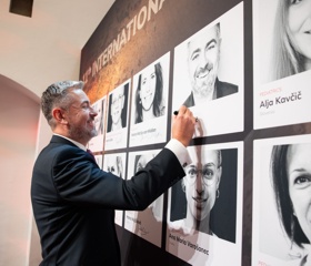 Při podepisování portrétuCopyright: Medis Awards