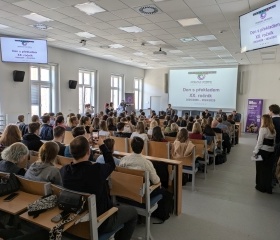 Den s překladem 2025