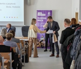 Den s překladem 2025