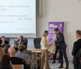 Den s překladem 2025