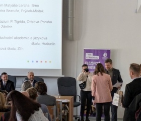 Den s překladem 2025
