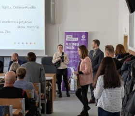 Den s překladem 2025