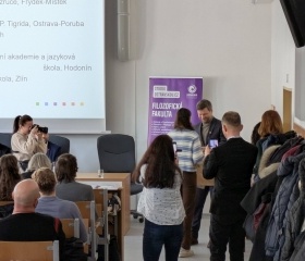 Den s překladem 2025