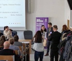 Den s překladem 2025