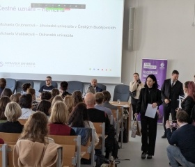 Den s překladem 2025