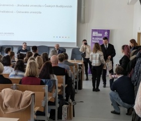 Den s překladem 2025