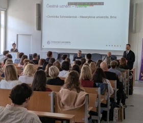 Den s překladem 2025