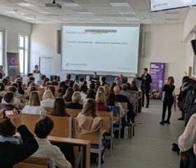 Den s překladem 2025