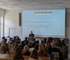 Den s překladem 2025