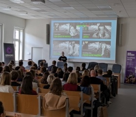 Den s překladem 2025