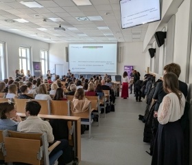 Den s překladem 2025