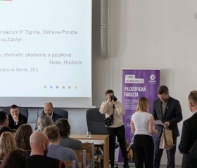 Den s překladem 2025
