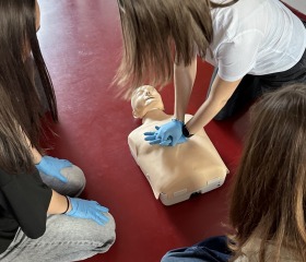 Studenti lékařské fakulty zorganizovali RescueDay a pomohli gymnazistům získat větší sebejistotu při poskytování první pomoci