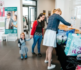 Jarní týden udržitelnosti na Ostravské univerzitě 2025 se uskutečnil ve dnech 22.– 29. dubna a skládal se z Mlýnského SWAPu, květinové poradny a upcyklace oblečení, besedy Proměna Moravskoslezského kraje ve stínu klimatické změny, Dne Země v Komenského sadech se studentskými organizacemi PřF OU a City Nature Challenge Ostrava, vycházkami do přírody za městskou divočinou. Akce se konaly v rámci projektu „Podpora zelených dovedností a udržitelnosti na OU“ reg. č. NPO_OPU_MSMT-2120/2024-4 financováno Evropskou unií NextGenerationEU, NPO a MŠMT.Autor: Jana Greplová