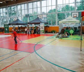 Jarní týden udržitelnosti na Ostravské univerzitě 2025 se uskutečnil ve dnech 22.– 29. dubna a skládal se z Mlýnského SWAPu, květinové poradny a upcyklace oblečení, besedy Proměna Moravskoslezského kraje ve stínu klimatické změny, Dne Země v Komenského sadech se studentskými organizacemi PřF OU a City Nature Challenge Ostrava, vycházkami do přírody za městskou divočinou. Akce se konaly v rámci projektu „Podpora zelených dovedností a udržitelnosti na OU“ reg. č. NPO_OPU_MSMT-2120/2024-4 financováno Evropskou unií NextGenerationEU, NPO a MŠMT.Autor: Jana Greplová