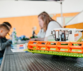 Jarní týden udržitelnosti na Ostravské univerzitě 2025 se uskutečnil ve dnech 22.– 29. dubna a skládal se z Mlýnského SWAPu, květinové poradny a upcyklace oblečení, besedy Proměna Moravskoslezského kraje ve stínu klimatické změny, Dne Země v Komenského sadech se studentskými organizacemi PřF OU a City Nature Challenge Ostrava, vycházkami do přírody za městskou divočinou. Akce se konaly v rámci projektu „Podpora zelených dovedností a udržitelnosti na OU“ reg. č. NPO_OPU_MSMT-2120/2024-4 financováno Evropskou unií NextGenerationEU, NPO a MŠMT.Autor: Jana Greplová