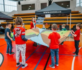 Jarní týden udržitelnosti na Ostravské univerzitě 2025 se uskutečnil ve dnech 22.– 29. dubna a skládal se z Mlýnského SWAPu, květinové poradny a upcyklace oblečení, besedy Proměna Moravskoslezského kraje ve stínu klimatické změny, Dne Země v Komenského sadech se studentskými organizacemi PřF OU a City Nature Challenge Ostrava, vycházkami do přírody za městskou divočinou. Akce se konaly v rámci projektu „Podpora zelených dovedností a udržitelnosti na OU“ reg. č. NPO_OPU_MSMT-2120/2024-4 financováno Evropskou unií NextGenerationEU, NPO a MŠMT.Autor: Jana Greplová