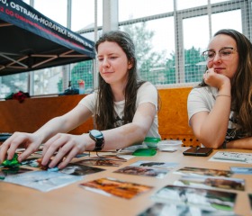 Jarní týden udržitelnosti na Ostravské univerzitě 2025 se uskutečnil ve dnech 22.– 29. dubna a skládal se z Mlýnského SWAPu, květinové poradny a upcyklace oblečení, besedy Proměna Moravskoslezského kraje ve stínu klimatické změny, Dne Země v Komenského sadech se studentskými organizacemi PřF OU a City Nature Challenge Ostrava, vycházkami do přírody za městskou divočinou. Akce se konaly v rámci projektu „Podpora zelených dovedností a udržitelnosti na OU“ reg. č. NPO_OPU_MSMT-2120/2024-4 financováno Evropskou unií NextGenerationEU, NPO a MŠMT.Autor: Jana Greplová