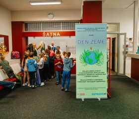 Jarní týden udržitelnosti na Ostravské univerzitě 2025 se uskutečnil ve dnech 22.– 29. dubna a skládal se z Mlýnského SWAPu, květinové poradny a upcyklace oblečení, besedy Proměna Moravskoslezského kraje ve stínu klimatické změny, Dne Země v Komenského sadech se studentskými organizacemi PřF OU a City Nature Challenge Ostrava, vycházkami do přírody za městskou divočinou. Akce se konaly v rámci projektu „Podpora zelených dovedností a udržitelnosti na OU“ reg. č. NPO_OPU_MSMT-2120/2024-4 financováno Evropskou unií NextGenerationEU, NPO a MŠMT.Autor: Jana Greplová